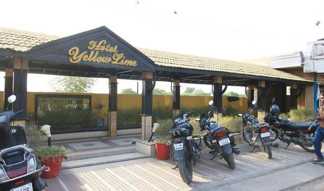 Hotel Yellow Lime Ахмедабад Екстериор снимка